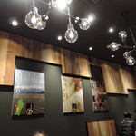 ワンタンメンの満月 - カジュアルで、気兼ねない雰囲気。 片付いていて、清潔感もあった。