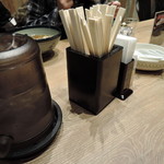 ワンタンメンの満月 - 卓上にはペッパーミル式コショウが常備。