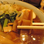 ワンタンメンの満月 - メンマは和風の味で大人しい味。 　コリシャクの歯応えで小気味良い。