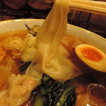 ワンタンメンの満月 - ワンタンは薄皮がビロ～ンと広がる 　ピラピラツゥルルン♪言 う な れ ば 、皮　が　本　体　！