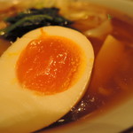 半熟煮玉子は、旨味に溢れてグッとくる！ 　味が付いており、まったりウマイ！ヽ(´ω`)ノ