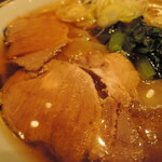 ワンタンメンの満月 - 豚ロースチャーシューは、2枚入り 　引き締まった、肉肉しい歯応えが堪らない♡ 　塩気の効いた味が、優しいスープに響く。