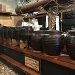 しの原 - 壺は、焼酎のキープ
大きいのが １.８ℓ専用とか