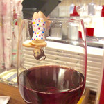 イタリアンバール ミーオ - 赤ワインと白ワインをブレンドした「即席ロゼ」。そのグラスに逆さになったフチ子、って遊んでいたら……