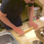 イタリアンバール ミーオ - ピザの生地を伸ばしているシェフ。