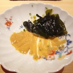 鮨 さかい - 先程の鮟肝ペーストにわかめをつけて