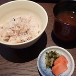 馳走　かく田 - ＜2011年5月＞五穀御飯、香の物、赤出汁