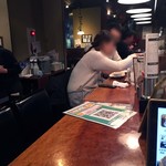 やきとり家 すみれ - L字カウンターの角からの眺め。