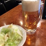 やきとり家 すみれ - 「生ビール（中）」一番搾り。398円と「お通し」330円也。