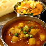 インド料理 ガネーシャ - ひよこまめとチキンのカレー(日替り)