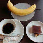 藤陣 - セットのコーヒー  サービスで羊羮とバナナ