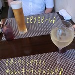 Atri - おまかせコース(5500円)を予約☆彡
                        エビス生ビール(750円)とスパークリングワイン ベルルッキ フランチャコルタ(1000円)で乾杯〜( ^ ^ )/□