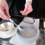 NARISAWA - 灰をすくっています♪