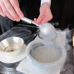 NARISAWA - 灰をふるいに入れています！