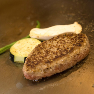 Luxurious [Hamburg Steak] made with Japanese black beef and black pork