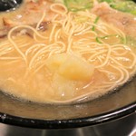 元祖博多 中洲屋台ラーメン　一竜 - にんにく投下～♪