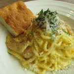 パスタハウスマーレ - 豚トロベーコンのカルボナーラとフォカッチャ
