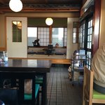 Nihachi Soba Ikki - 店内。4人掛けテーブル三卓とカウンター4席と小上がり席かな？
