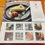 炭火焼肉 ぐら - みんなが撮った写真でMこいさんが作ってきてくれた、卓上カレンダー♡