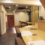 阿波座 なが友 - 心地よい店内/カウンター8席と4名テーブル×2