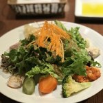 ハタケ青山 - 盛り付けの美しいサラダ