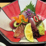 阿波座 なが友 - 3.造り:天然縞鰺(和歌山)/カツオ(島根)/のどぐろ焼き霜(対馬)/カマス焼き霜(長崎) 昆布森産ウニとアオリイカ