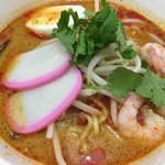 アジアン食堂　Pakchee - シンガポールラーメン 950円 エビ！エビ！エビ！です。スープがっ