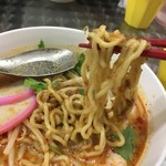 アジアン食堂　Pakchee - ちぢれ麺にスープやおだしが良く絡みます。おいし❤︎