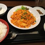 Tou Bun Nki - エビと玉子のチリソース煮定食 880円 たまごスープやザーサイ、杏仁豆腐も付いてます。
