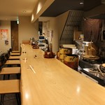 香るつけ蕎麦　蕎麦花 - スタイリッシュで明るい店内