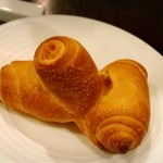 ステラ カデンテ - 変わった形のパン。名前を失念(ll-ω-)
      土偶を連想しました（笑）
      外側はかなり硬い！中は柔らかい♪