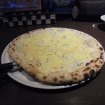 77558586 - 写真映えはしませんが、絶妙な濃厚ソースとチーズたっぷりなシラスピザ