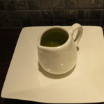 トラットリア クイント - オリーブオイルをパンにかけてどうぞ