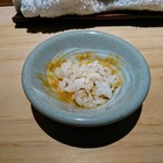 匠 進吾 - 烏賊の塩辛を食べると寿司飯