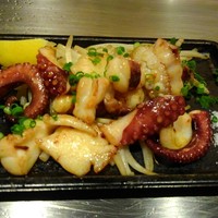 鉄板DINING O - タコと烏賊ゲソのガーリック焼
