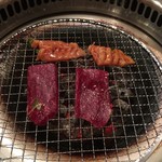 焼肉 東京山 - ロースとミノ載せ