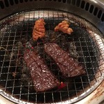 焼肉 東京山 - ミノとロース焼き