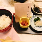 出雲・玉造温泉 佳翠苑 皆美 - 皆美のだし茶漬け 　鯛の蜆味噌茶漬け 　葱、針海苔 　皆美特製の鯛の蜆味噌茶漬け