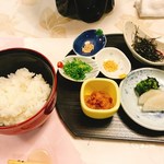 出雲・玉造温泉 佳翠苑 皆美 - 皆美のだし茶漬け 　鯛の蜆味噌茶漬け 　葱、針海苔 　皆美特製の鯛の蜆味噌茶漬け