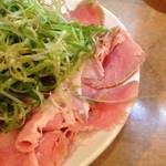 ラーメン 虎一番 - 薄切りチャーシュー  葱巻き