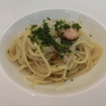 自家製スモークサーモンとキノコのオイルパスタ