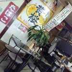 静海ラーメン - カウンター、テーブル席の座席構成。昭和的大衆食堂のイメージ