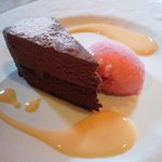 グランダム - チョコケーキとピーチアイス。