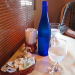 グランダム - 隣りの席が近い。薄いブラインドで隣席と仕切ってある。