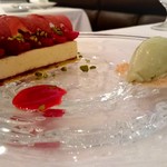 ラ・トゥーエル - ホワイトチョコムースにピスタチオアイスとフランボワーズ