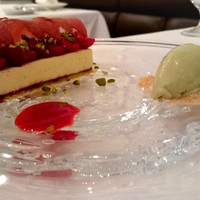 ラ・トゥーエル - ホワイトチョコムースにピスタチオアイスとフランボワーズ