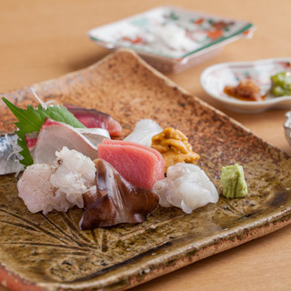 店主の丁寧な仕事と確かな技術を1皿に盛りつけた【お造り】