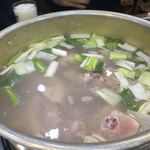 진옥화 할매 원조 닭한마리 - 運ばれてきた状態の鍋。この中には鶏が２羽入っています（二人前なので）