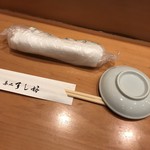 Tsukiji Sushikou - おしぼりと割り箸と小皿