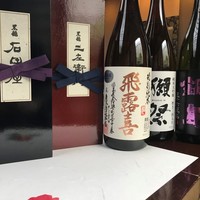 日本全国、純米酒を中心に色々と揃えております。